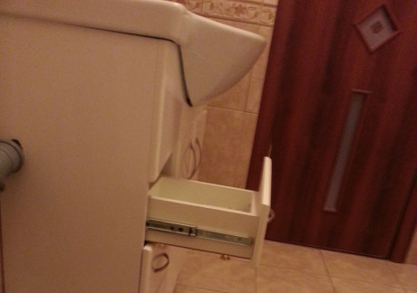 Карамельно біла ванна кімната: теплий сімейний інтерєр