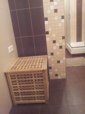 Шоколадна двокімнатна ванна в деревяному будинку