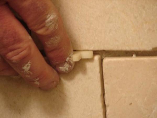 Укладання плитки на стіну за всіма правилами: як класти кахель своїми руками