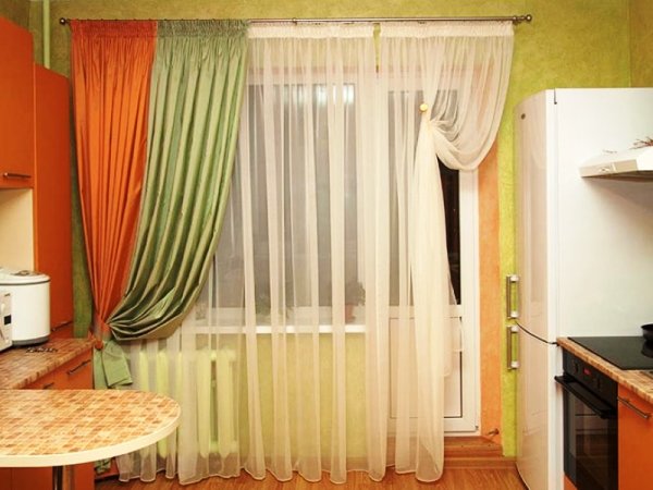 Штори на кухню з балконними дверима: фото, види, фасони, нюанси вибору тканини і забарвлення