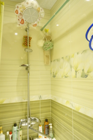 Ванна кімната у відтінках весни: ніжна зелень і квіткові мотиви в інтерєрі санвузла