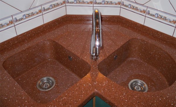 Подвійна мийка для кухні: вибір раковини з двома чашами і технологія підключення