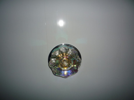 Ванна кімната з душовою кабіною в заміському будинку