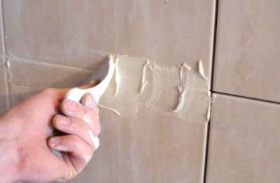 Як оновити стару плитку у ванній? Заміна затірки і окремих плиток.