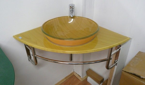 Скляні раковини для ванної кімнати: фото і нюанси вибору стильного сантехніки