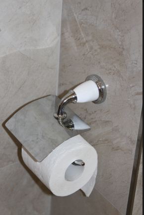 Королівська розкіш з ліліями: ефектний дизайн великої ванної кімнати