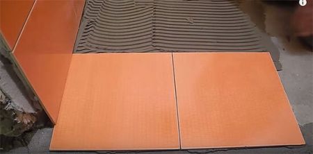 Як вирівняти бетонну підлогу у ванній цементною стяжкою