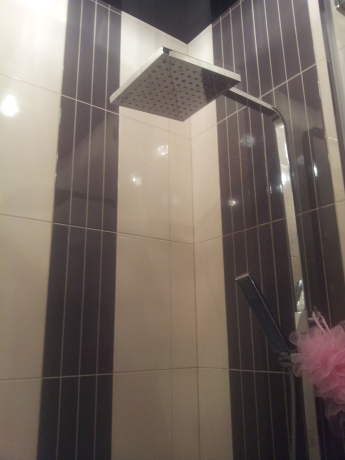 Шоколадна двокімнатна ванна в деревяному будинку