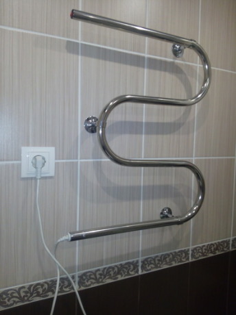 Невеликий суміщений санвузол в коричневих тонах Невеликий суміщений санвузол в коричневих тонах