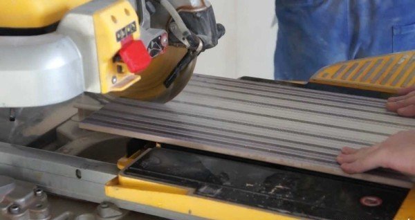 Різання плитки плиткорізом ручним і електричним