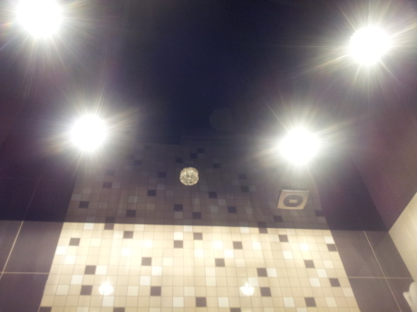 Шоколадна двокімнатна ванна в деревяному будинку