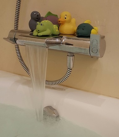 Невелика ванна кімната з міні SPA: інтерєр в стриманих тонах