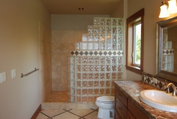 Душова з склоблоків: фото кабінок та поетапна інструкція з монтажу стін і зливу