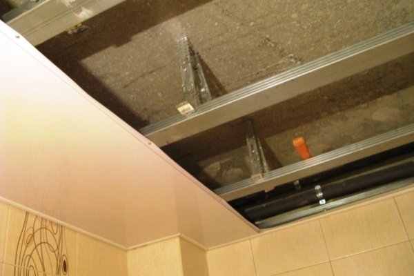 Всі нюанси монтажу пластикової стелі своїми руками у ванній кімнаті