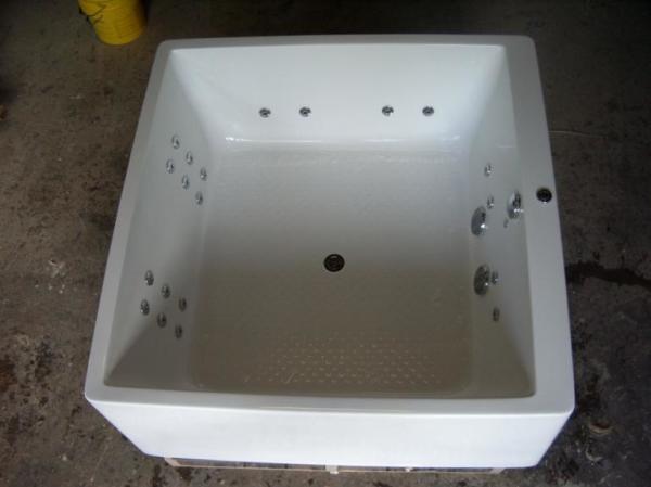 Як вибрати якісну квадратну ванну з акрилу з урахуванням матеріалу і стилю