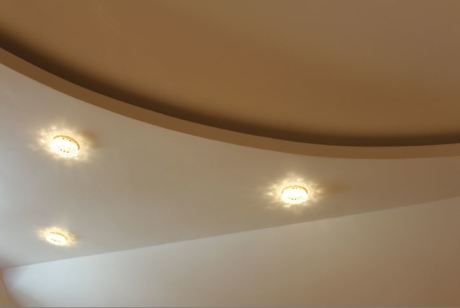 Мармурове виконання просторої ванної кімнати