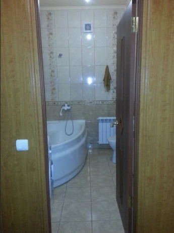 Карамельно біла ванна кімната: теплий сімейний інтерєр