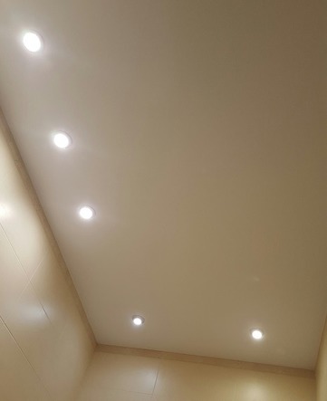 Невелика ванна кімната з міні SPA: інтерєр в стриманих тонах