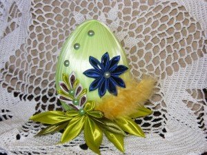 Великодні яйця своїми руками з атласних стрічок канзаші
