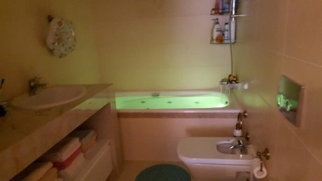 Невелика ванна кімната з міні SPA: інтерєр в стриманих тонах