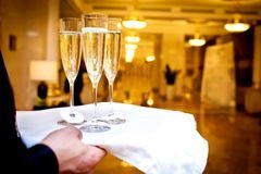 Сонник Шампанське до чого сниться Шампанське в пляшці: відкривати, розбивати, купувати бачити уві сні