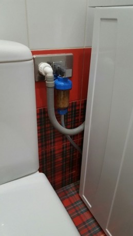 Компактна душова в червоно білих тонах: підбадьорливий інтерєр санвузла