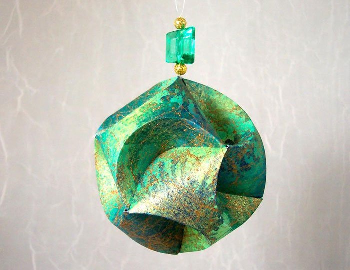 Куля з паперу на Новий рік: як зробити красиві кульки своїми руками