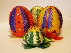 Великодні яйця своїми руками з атласних стрічок канзаші