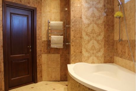 Мармурове виконання просторої ванної кімнати