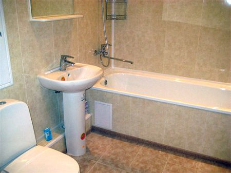 Чим обробити стіни у ванній кімнаті? Плитка, европанели, шпалери, фарбування.