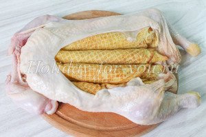 Курка фарширована млинцями: покроковий рецепт з фото
