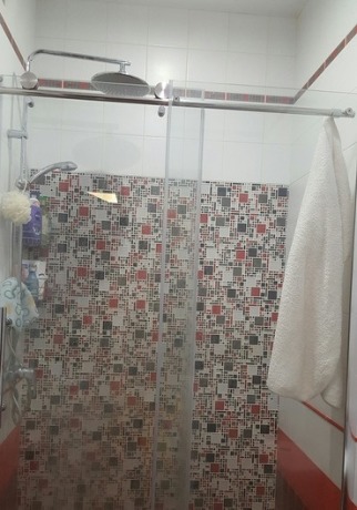 Компактна душова в червоно білих тонах: підбадьорливий інтерєр санвузла