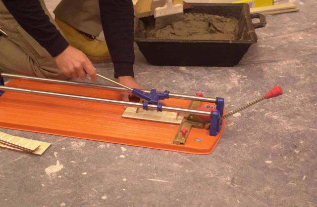 Як правильно різати плитку плиткорізом Як правильно різати плитку плиткорізом