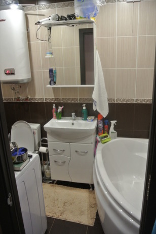 Невеликий суміщений санвузол в коричневих тонах Невеликий суміщений санвузол в коричневих тонах