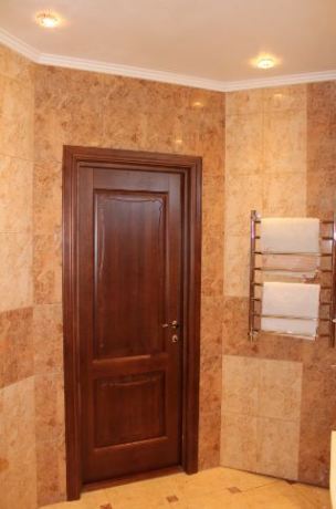 Мармурове виконання просторої ванної кімнати