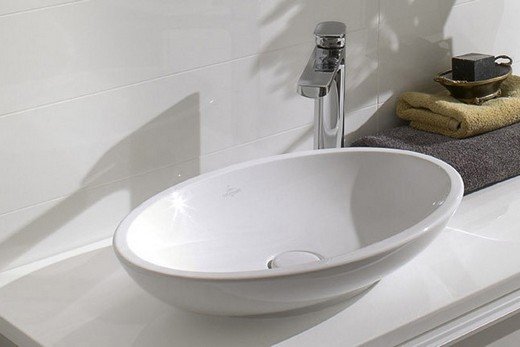 Накладні раковини на стільницю для ванної: як вибрати стильну чашу для умивальника