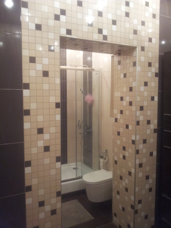 Шоколадна двокімнатна ванна в деревяному будинку