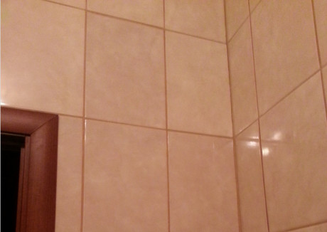 Карамельно біла ванна кімната: теплий сімейний інтерєр