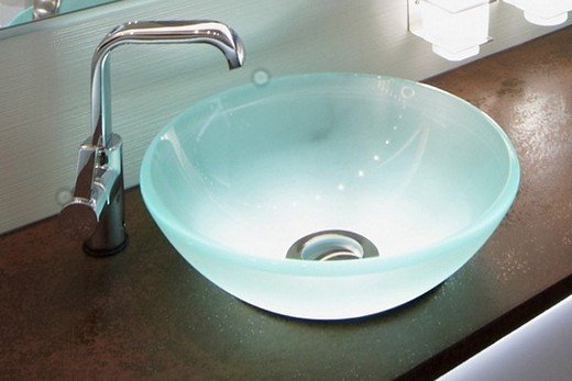 Накладні раковини на стільницю для ванної: як вибрати стильну чашу для умивальника