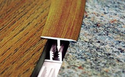 Як зробити стик між плиткою і ламінатом на вході у ванну?