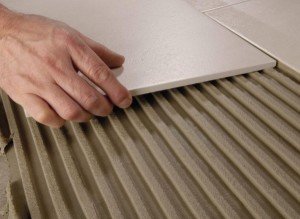 Правила вибору та використання клею для плитки у ванній