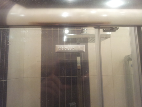 Шоколадна двокімнатна ванна в деревяному будинку