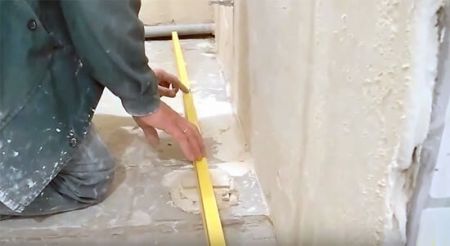 Як вирівняти бетонну підлогу у ванній цементною стяжкою