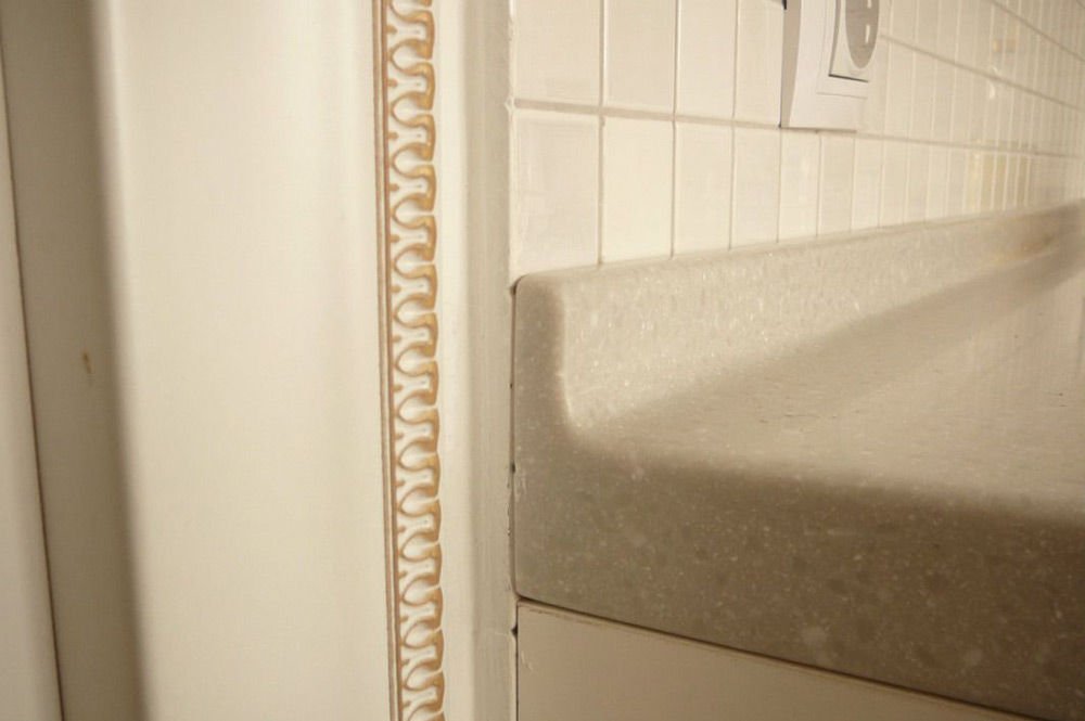 Як прикріпити плінтус до стільниці