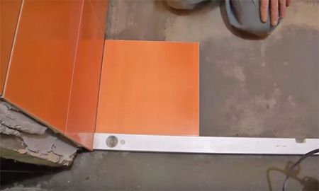 Як вирівняти бетонну підлогу у ванній цементною стяжкою