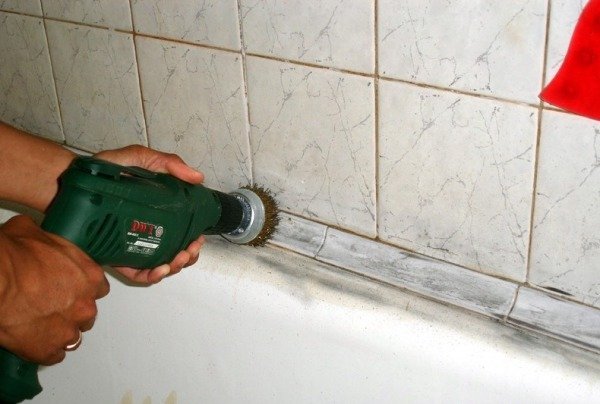 Як клеїти плитку на плитку у ванній: підготовка старого кахлю і особливості укладання