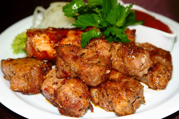 Як замаринувати шашлик зі свинини щоб мясо було соковитим і мяким: рецепти та відео