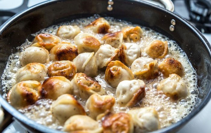 Як смачно посмажити пельмені на сковороді: рецепт з фото