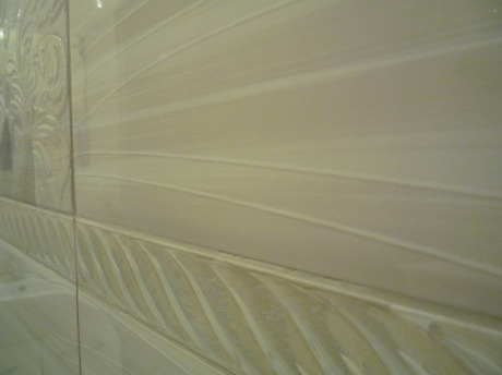 Ванна кімната з душовою кабіною в заміському будинку