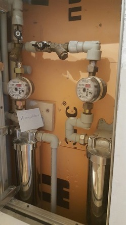 Невелика ванна кімната з міні SPA: інтерєр в стриманих тонах